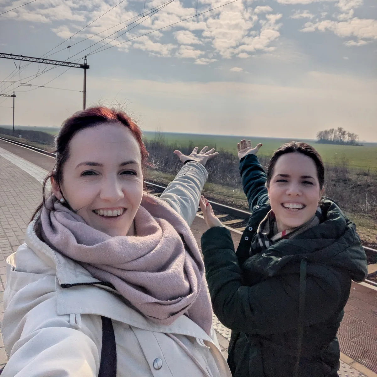 Anna und Katalin, die Gründerinnen von Wärmepumpenschutz24, an einem Bahnsteig